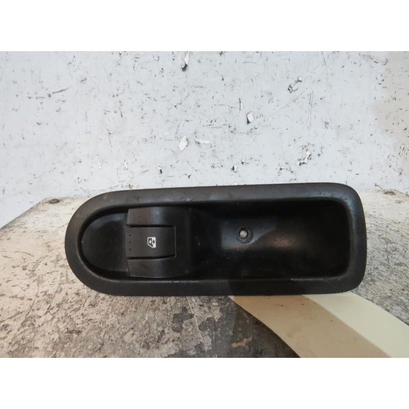 Interrupteur de leve vitre arriere droit RENAULT MEGANE 2 Photo n°1