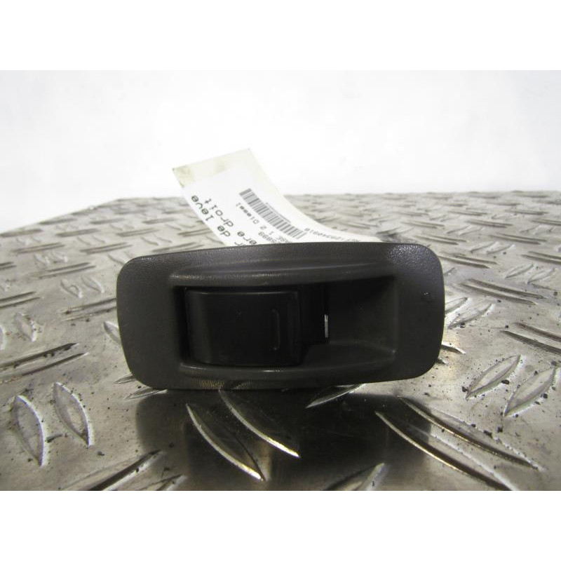 Interrupteur de leve vitre arriere droit TOYOTA RAV4 2 Photo n°1