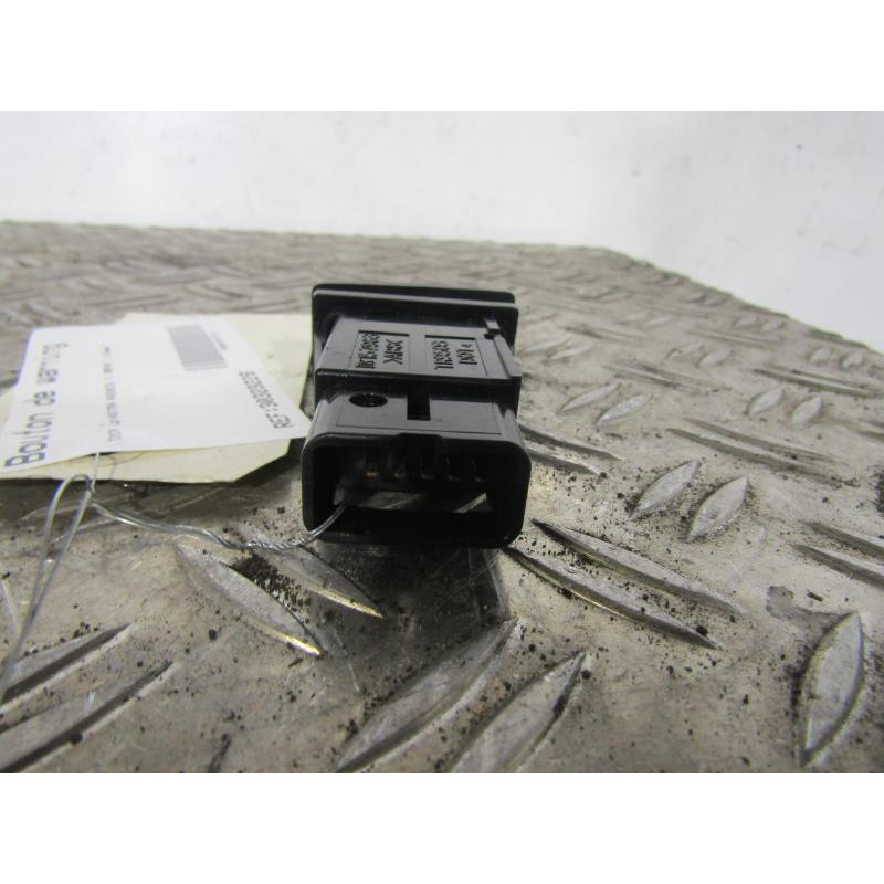 Bouton de warning TOYOTA AVENSIS 2 Photo n°1