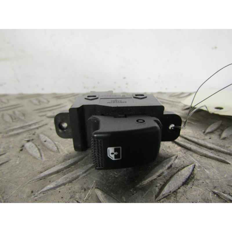 Interrupteur de leve vitre arriere droit HYUNDAI I 10 1 Photo n°1