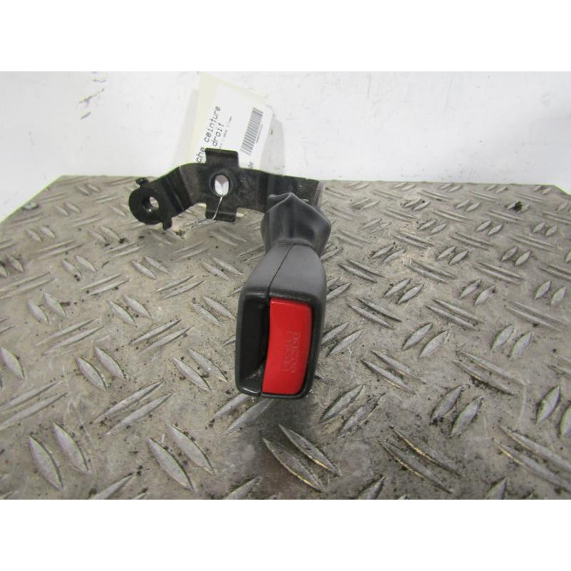 Attache ceinture arriere droit TOYOTA AVENSIS 2 Photo n°1