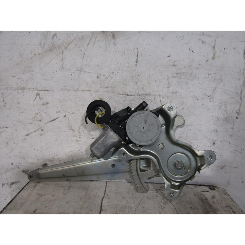 Leve vitre electrique arriere droit TOYOTA URBAN CRUISER Photo n°1