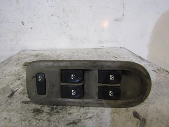 Interrupteur de leve vitre avant gauche RENAULT CLIO 3 PHASE 1