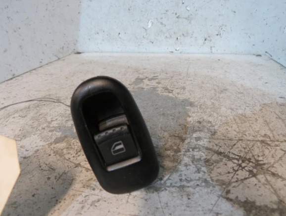 Interrupteur de leve vitre arriere gauche SEAT LEON 1 Photo n°1