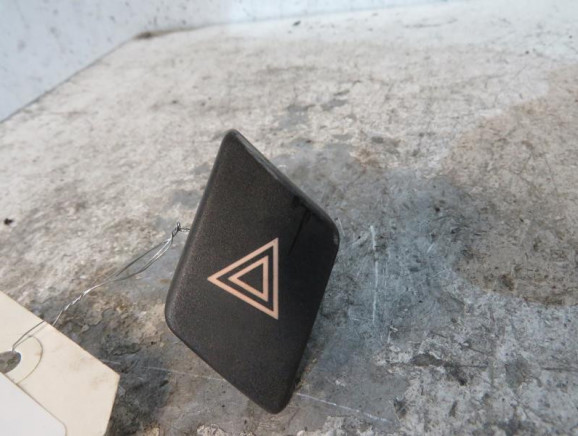 Bouton de warning TOYOTA YARIS 2 Photo n°1