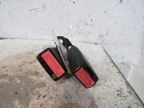 Attache ceinture arriere droit PEUGEOT 407 Photo n°1