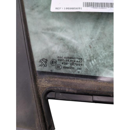 Custode avant droit (porte) PEUGEOT 208 1